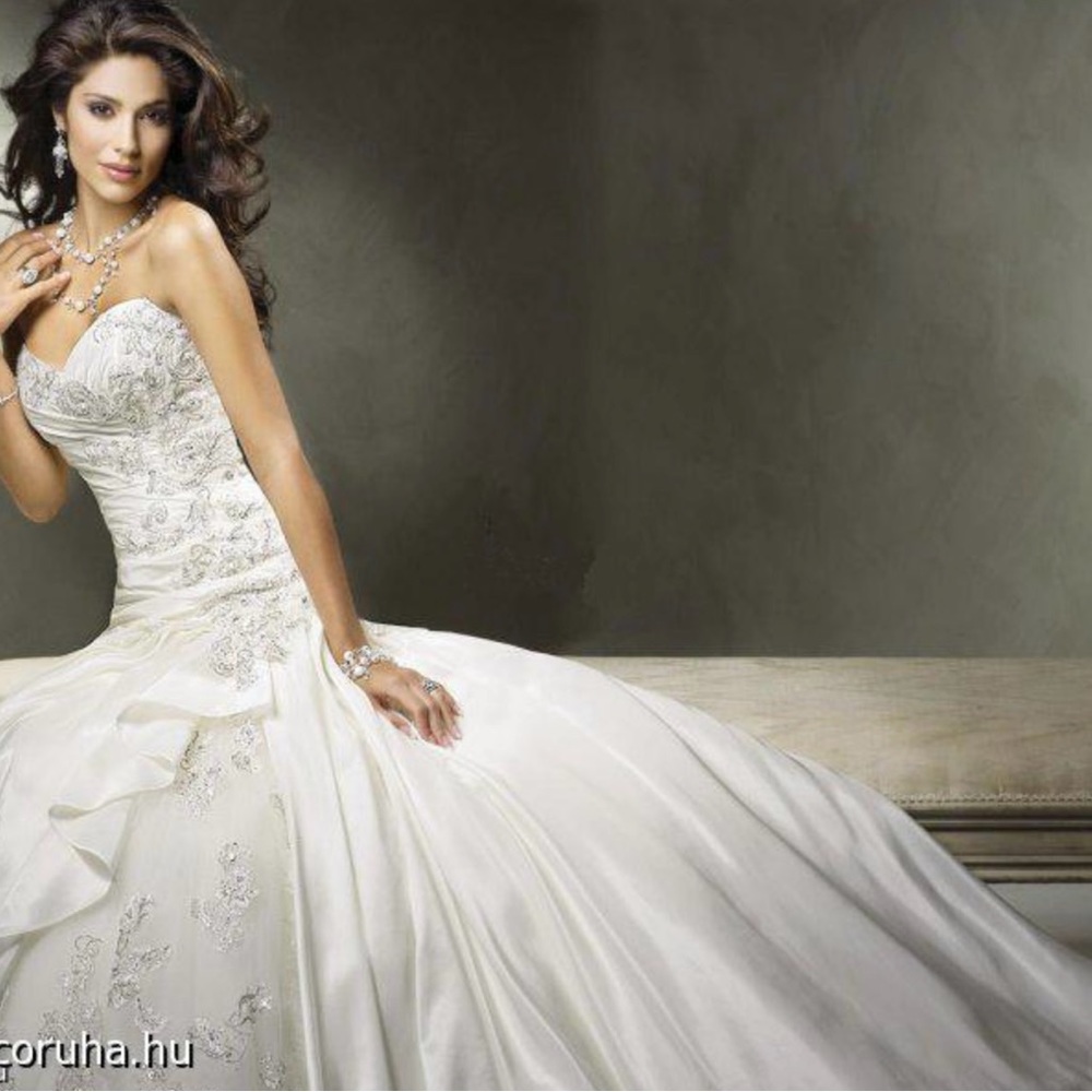 PRIVATE COLLECTION, WEDDING GROWN & BRIDAL CLASSIC VEIL, SIZE: 6, BRAND NEW
